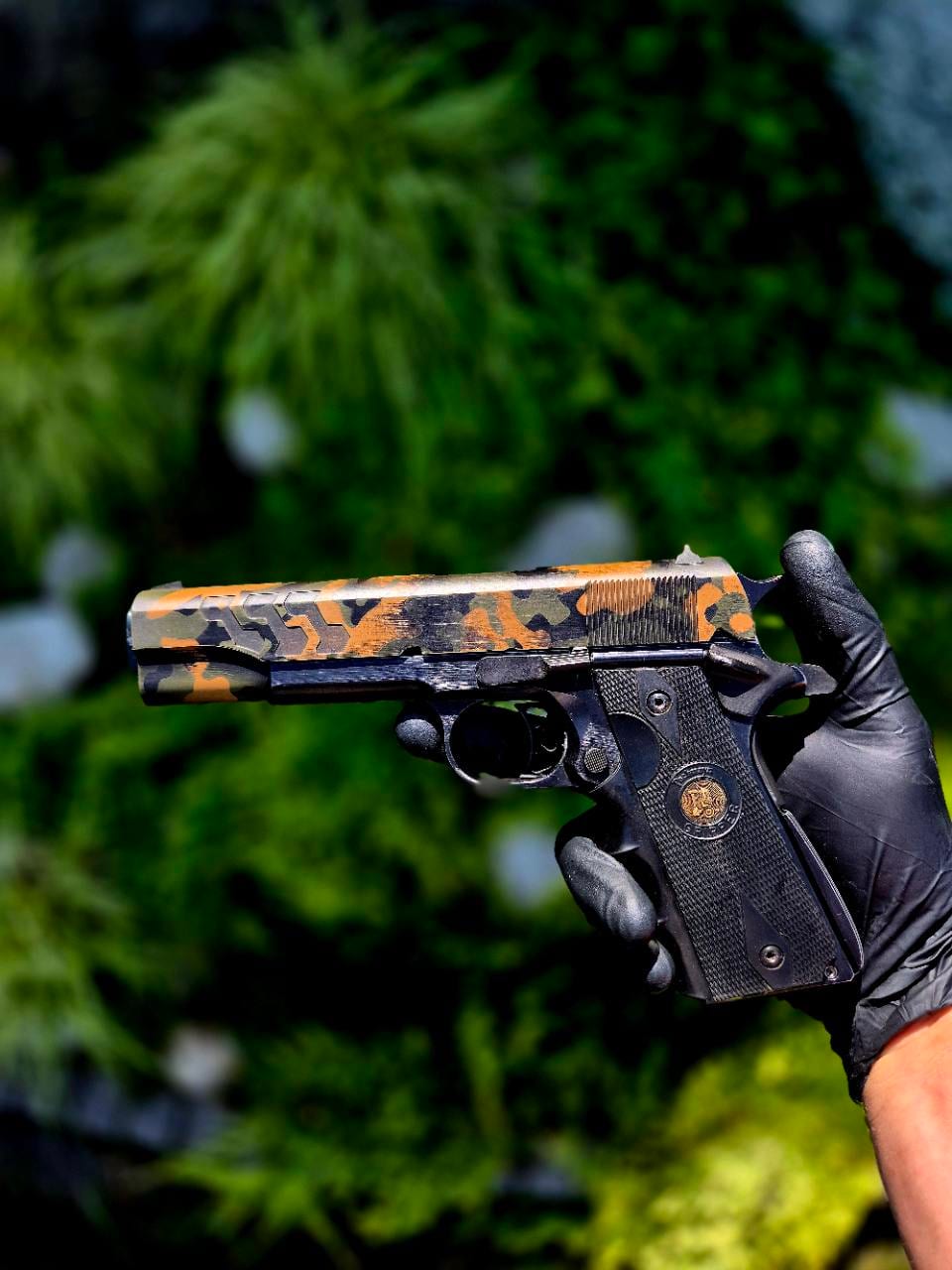 1911 z kamuflażem Cerakote na zamku i czarnym szkieletem