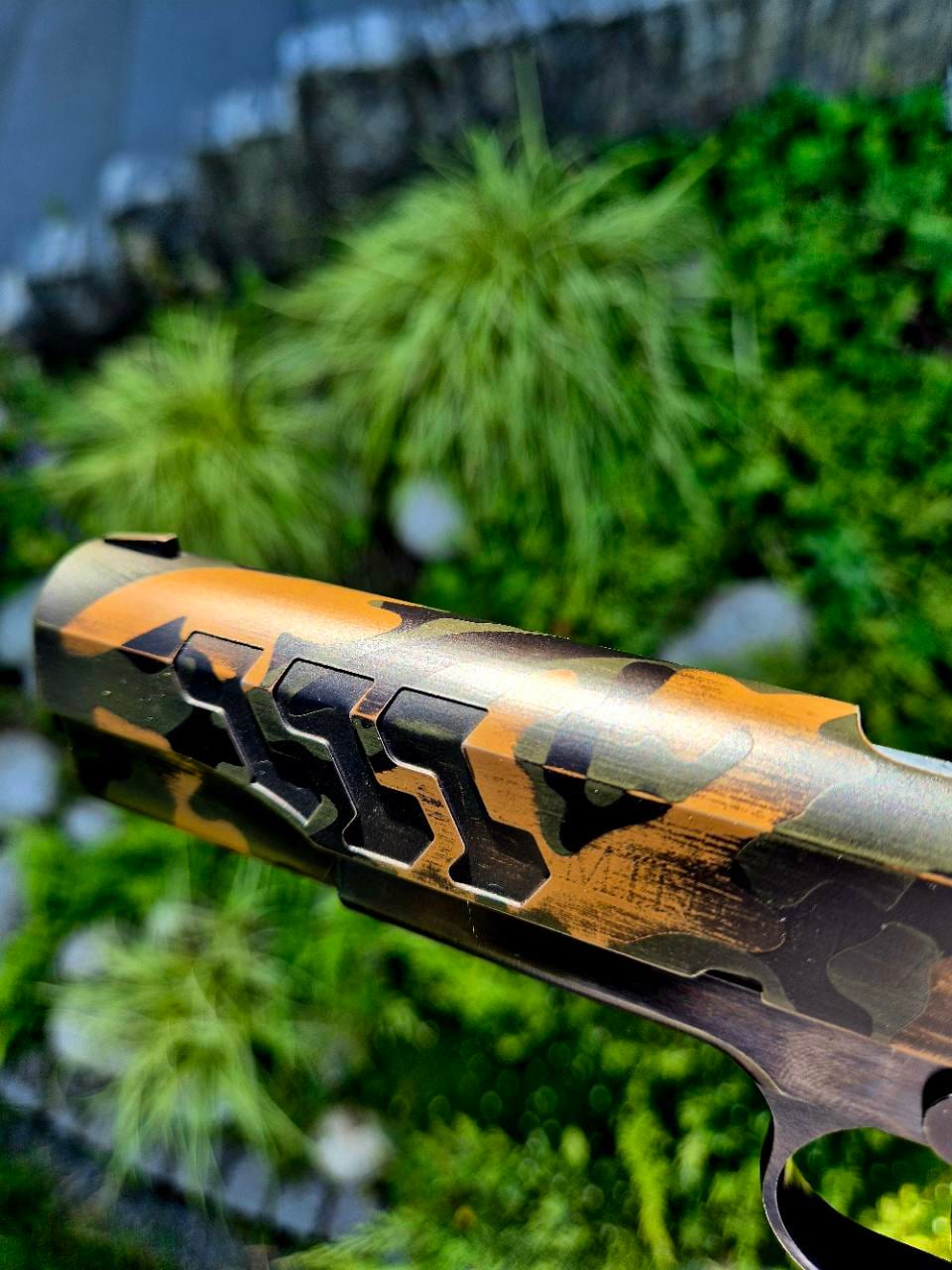 Detal zamka 1911 z kamuflażem Cerakote i grawerem