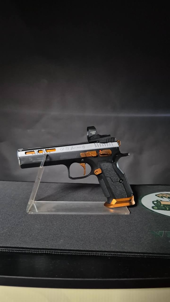 Profil CZ TS 2 Elegant Custom z czarno-srebrnym wykończeniem
