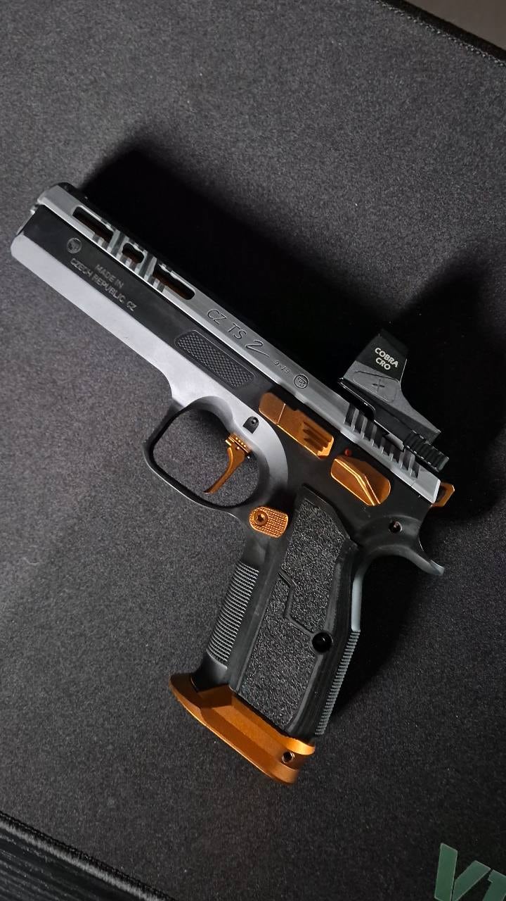 CZ TS 2 Elegant Custom w bocznym ujęciu z detalami premium