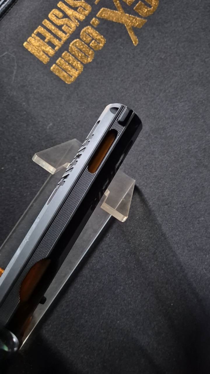 Detal zamka CZ TS 2 Elegant Custom z otworami i akcentem kolorystycznym