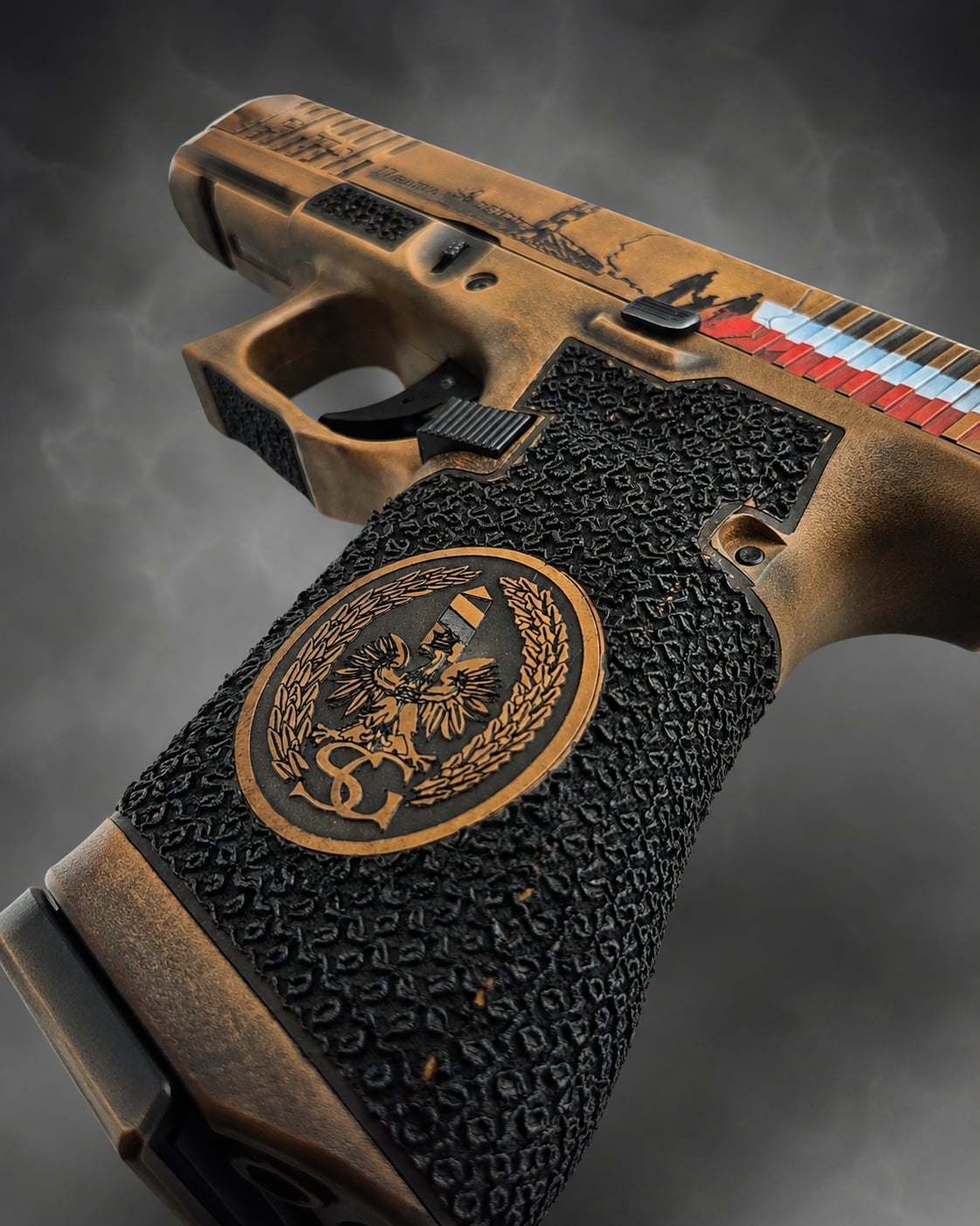 Detal chwytu Glock 17 Gen 5 z emblematem nawiązującym do Straży Granicznej
