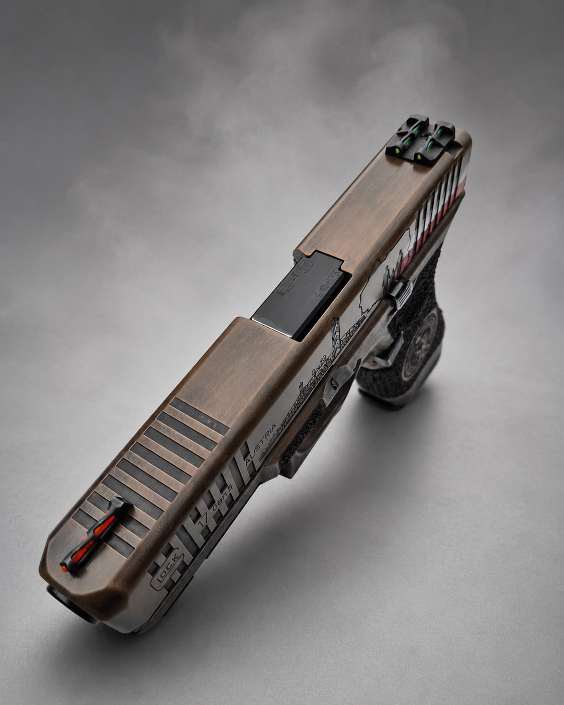 Górne ujęcie zamka Glock 17 Gen 5 Granica z patynowanym wykończeniem