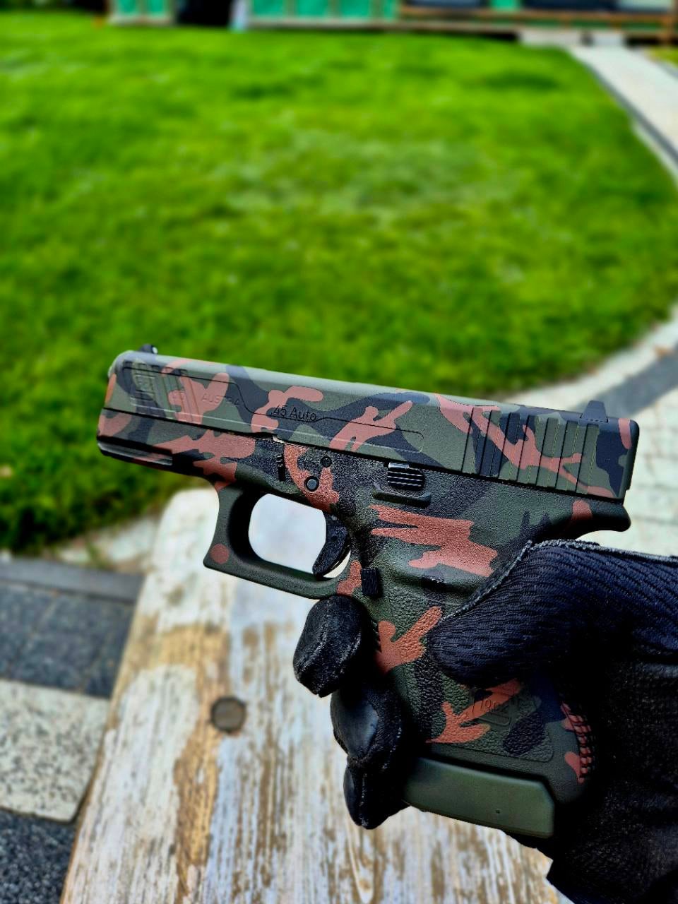Glock 36 Camo .45 Auto w naturalnym ujęciu outdoorowym