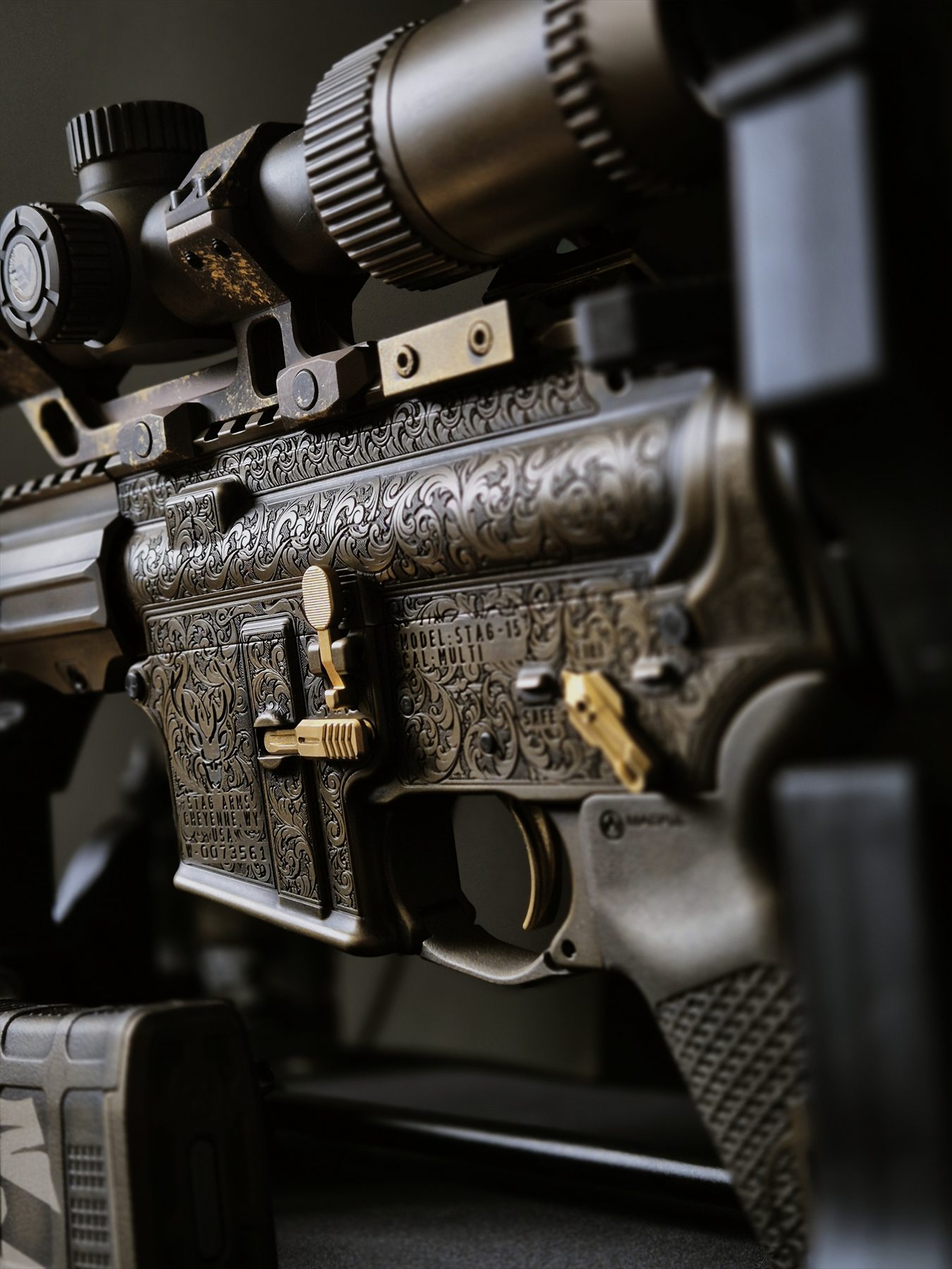 Hektor AR-15 - detal graweru i wykończenia Cerakote