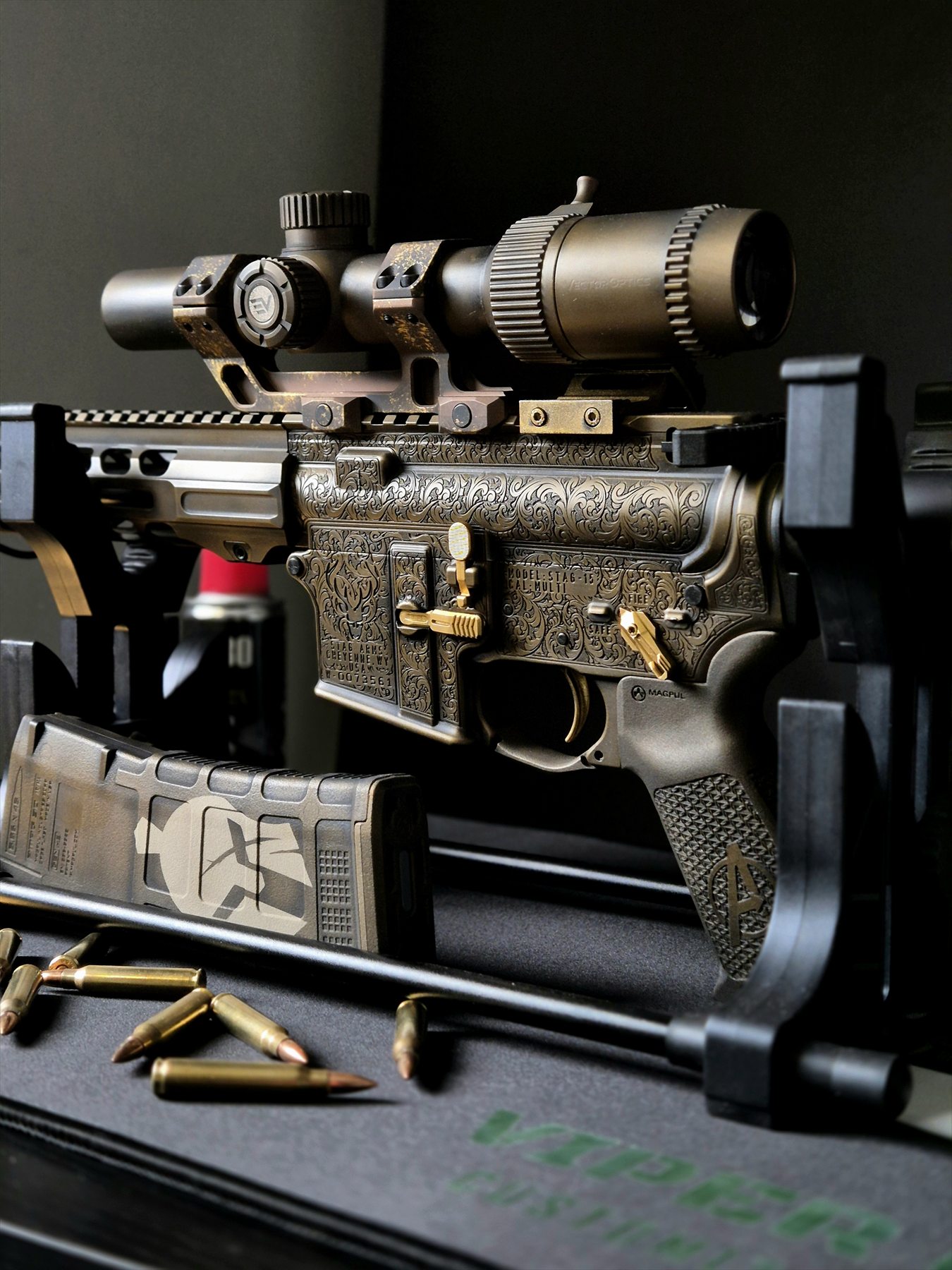 Hektor AR-15 - pełny grawer ornamentalny, Cerakote i optyka