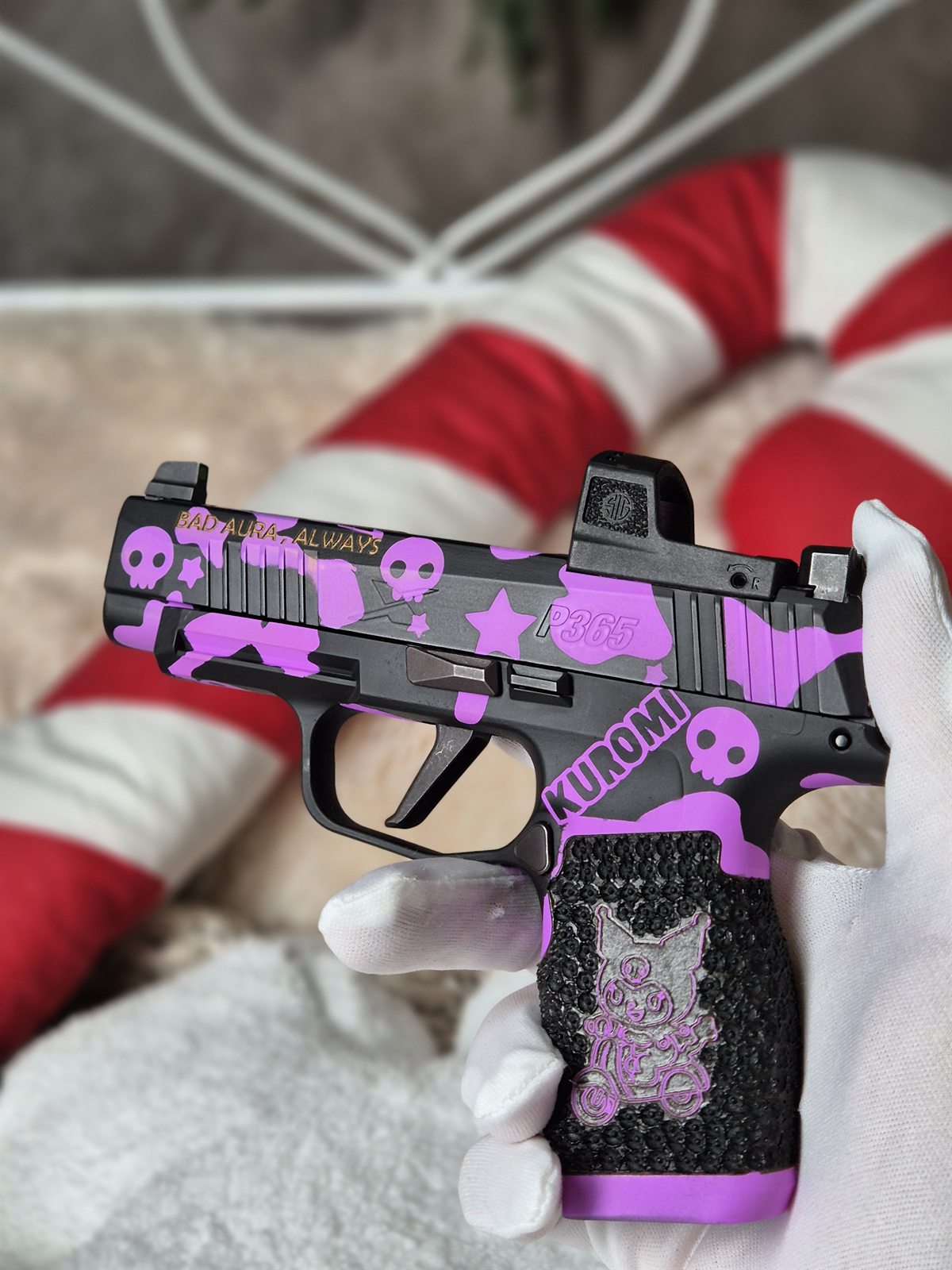 Kuromi Custom - detal graweru, chwytu i fioletowej grafiki