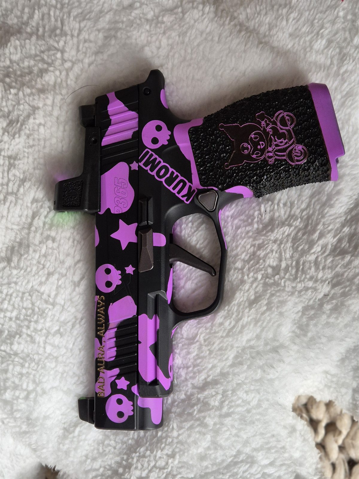 Kuromi Custom - boczne ujęcie P365 z fioletowym Cerakote